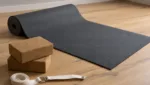 Grundlegende Yogauebungen auf der Yogamatte sicher und korrekt ausfuehren